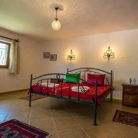 Tam Ay Kaya Koyde Mustakil Havuzlu *